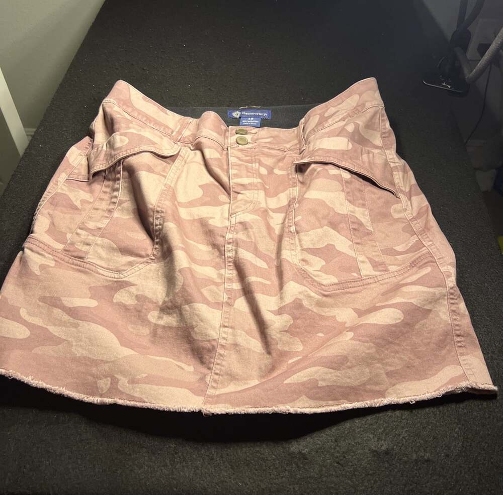 Democracy Women's Ab Solution Cut off Cargo Skirt Size 12 Camo Pink